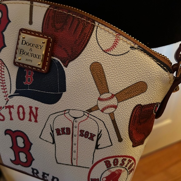⚾️Dooney and Bourke Boston Red Sox Crossbody Bag - Picture 5 of 10